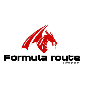 A imagem contém a cabeça e a as asas de um dragão vermelho soltando fogo pela boca  e representa o logotipo da equipe Fórmula Route.
